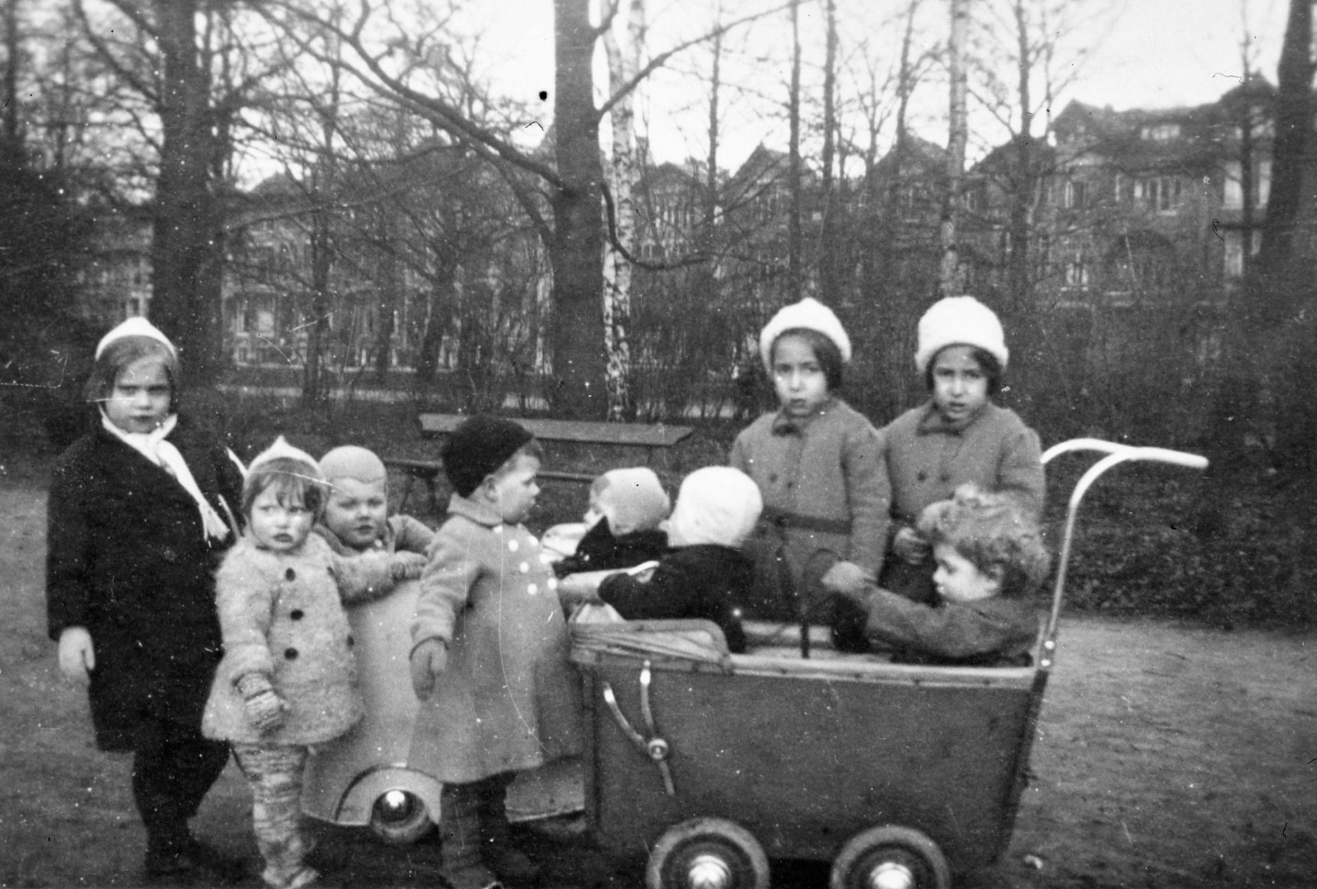Afbeelding van enkele kinderen uit het kinderopvanghuis Kindjeshaven (Prins Hendriklaan 4) te Utrecht tijdens een wandeling naar het Wilhelminapark; rechts Deetje en Joekie, de Joodse tweeling uit Amsterdam en eerste opvangkinderen; op de achtergrond de Koningslaan.