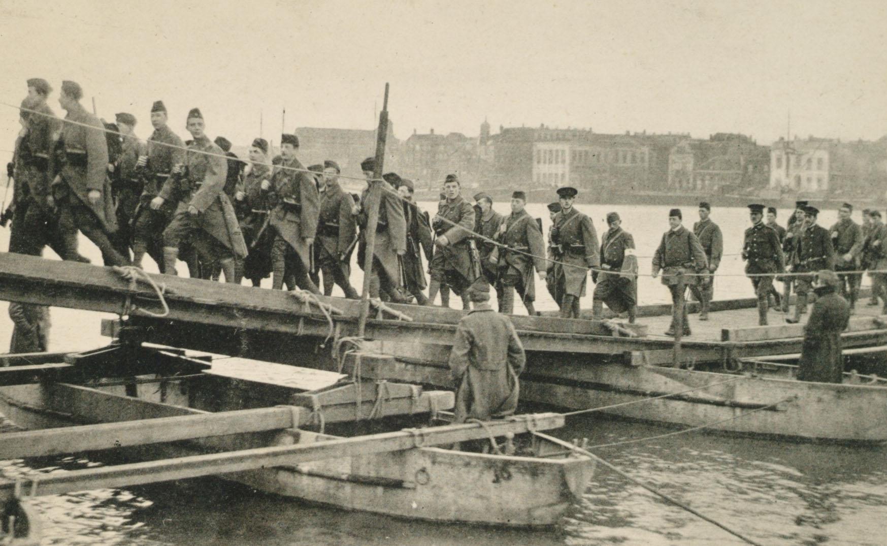 De Landstorm op oefening, Dordrecht 1916. Een ‘thuiswedstrijd’ voor de pontonniers.