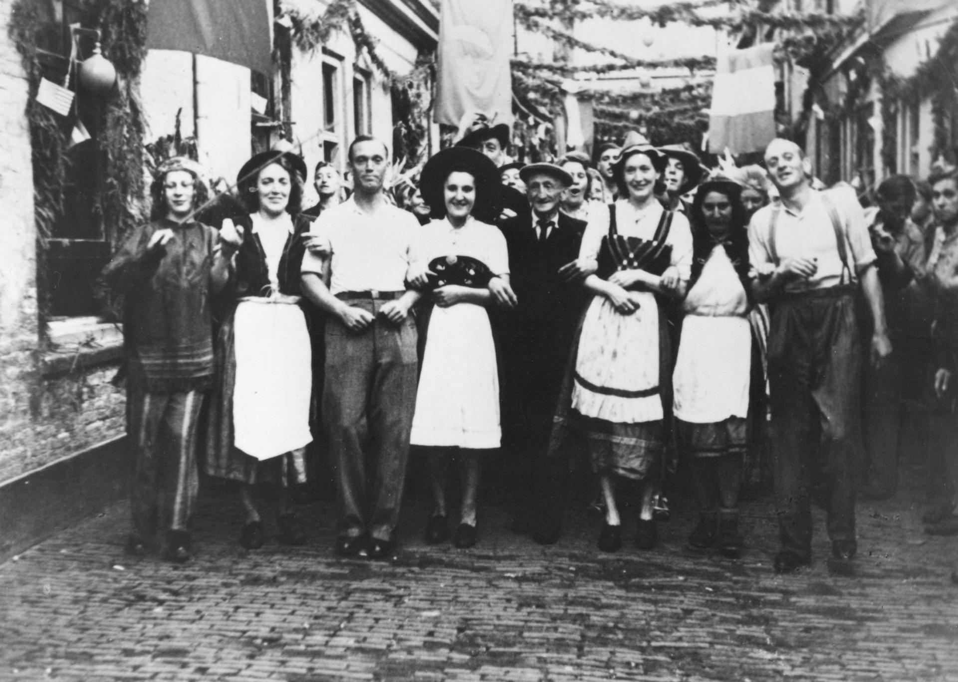 Bewoners van Wijk C tijdens een bevrijdingsfeest, 1945.