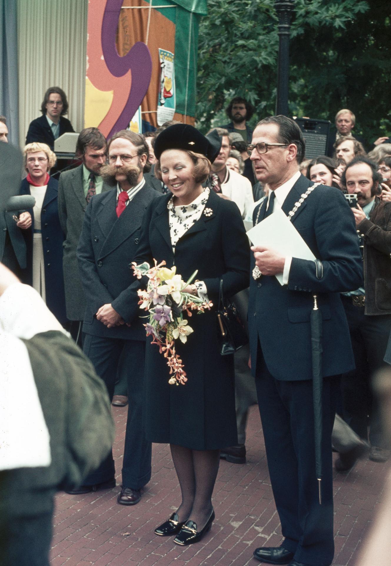  Prinses Beatrix tijdens de officiële opening van het winkelcentrum Hoog Catharijne te Utrecht, met rechts burgemeester H.G.I. baron van Tuyll van Serooskerken.