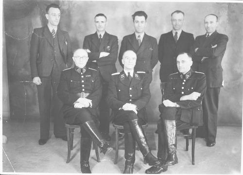 Rechercheurs van de Centrale Controle (staand), met uiterst links Jan Smorenburg. Utrechtse hoofdcommissaris Gerard Kerlen zit in het midden.