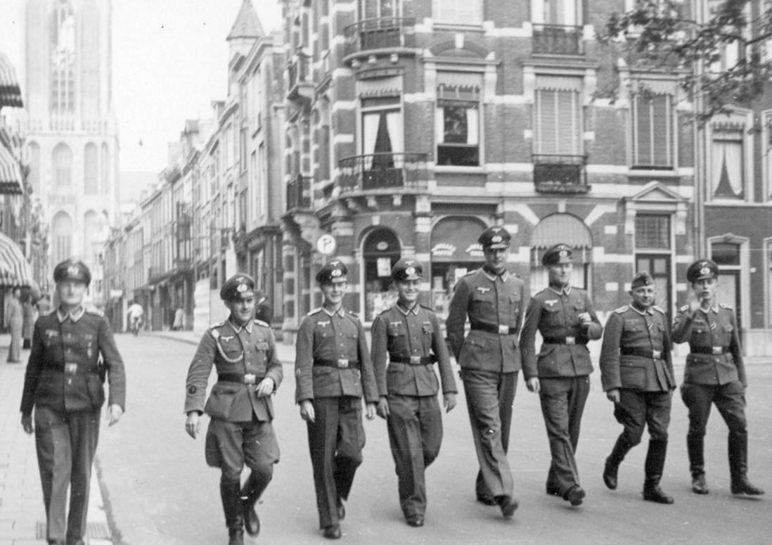 Duitse soldaten wandelen op de Mariaplaats, met achter hen de Domtoren.<br />
<br />
