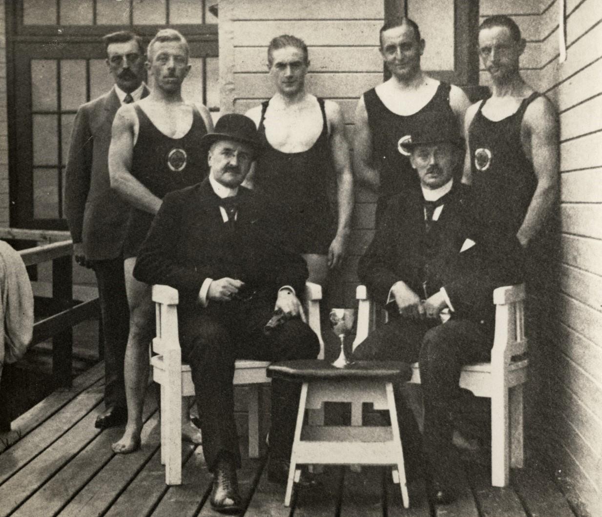 De estafette zwemploeg van de Utrechtse Politie Sportclub in 1923, links achterin staat Jan Smorenburg.