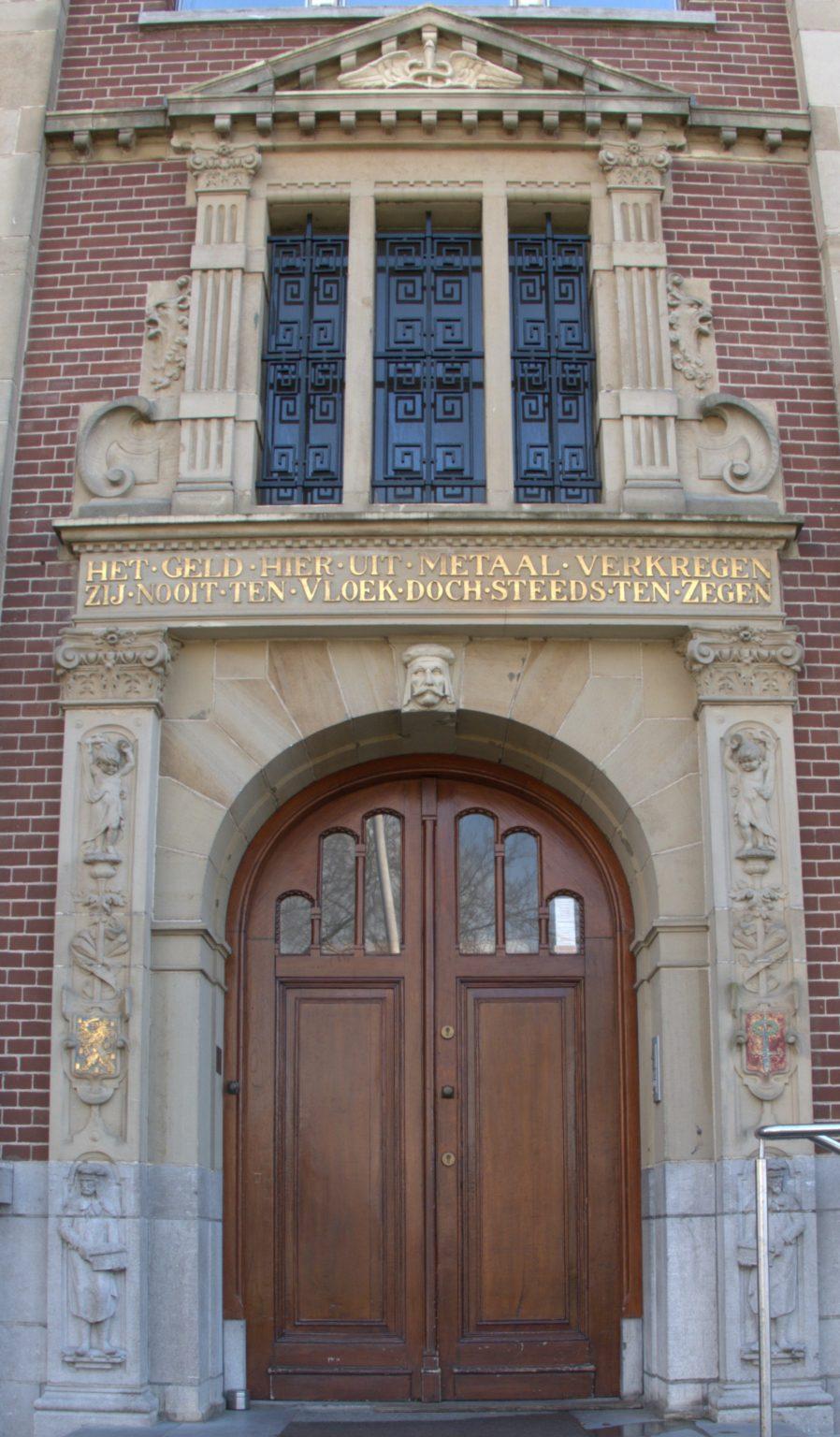 Eén van de ingangen van de Rijksmunt, met spreuk.