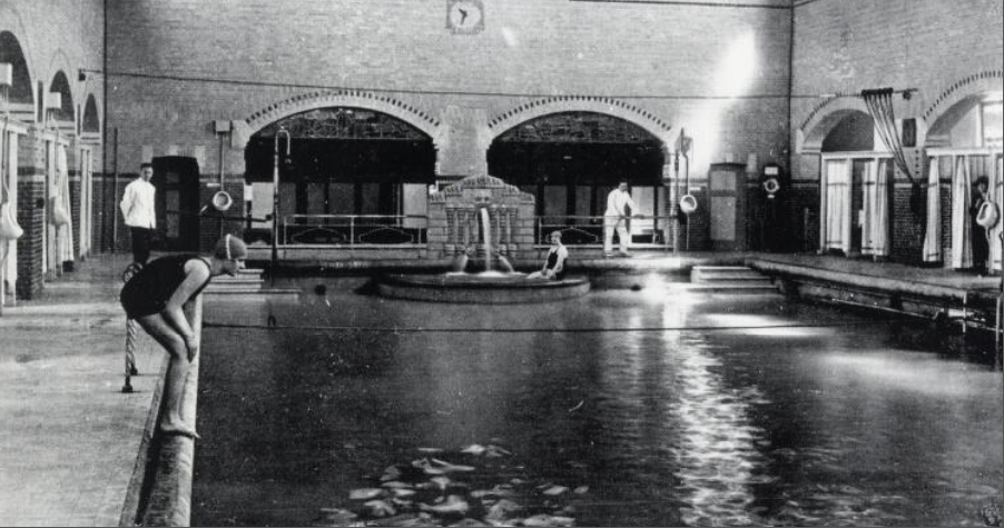 Een zwemmer in het grote bassin, 1928.
