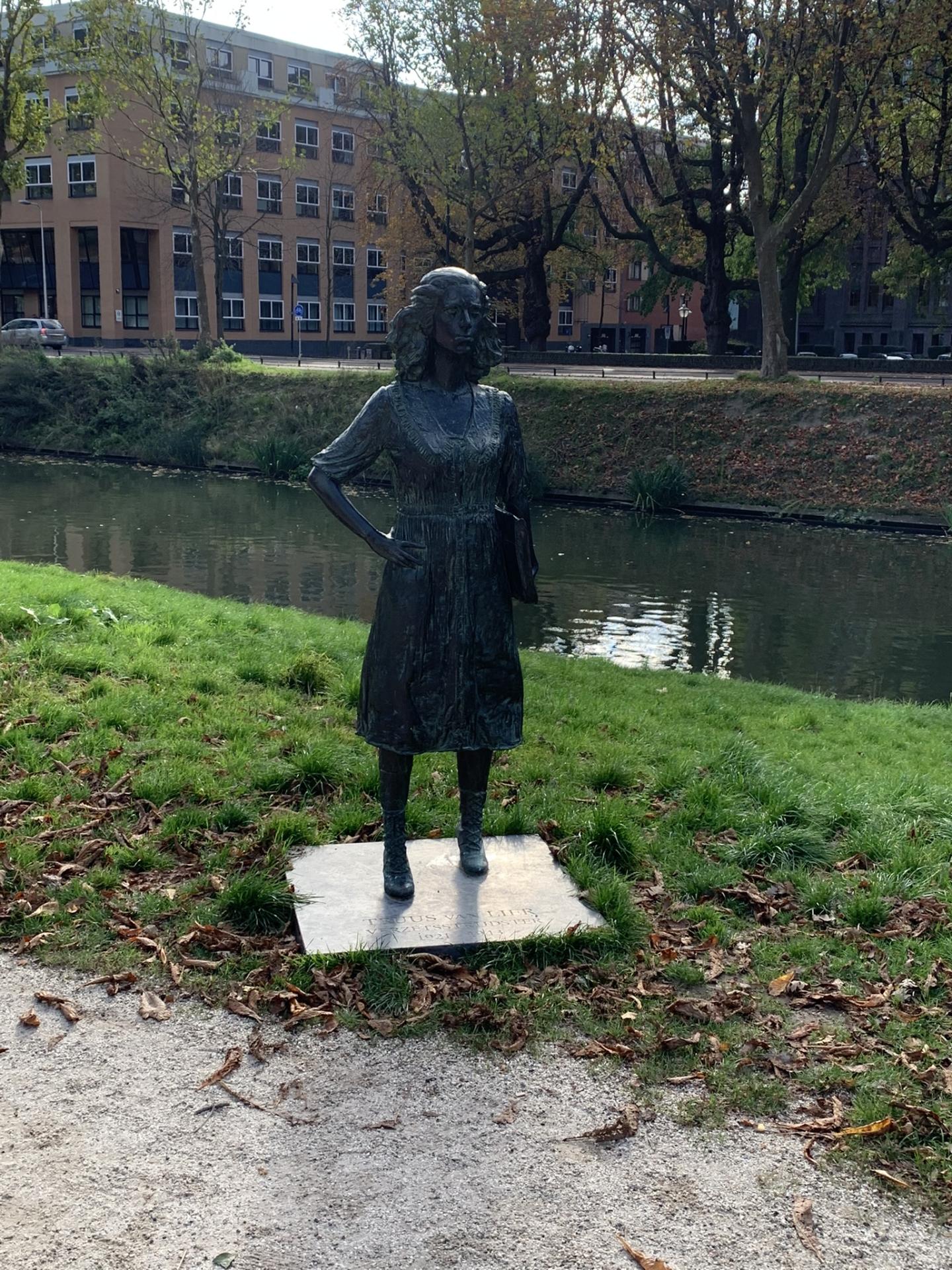 Het standbeeld van Truus van Lier aan het Willemsplantsoen.