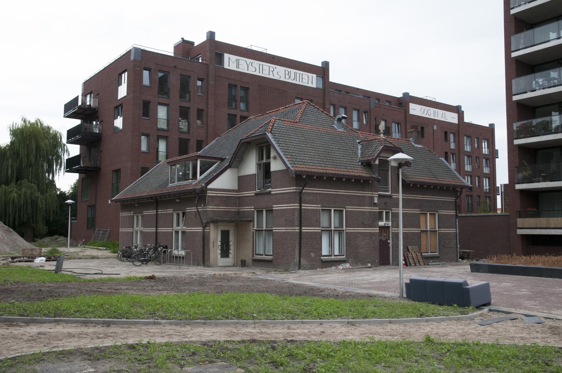 Gezicht op het voormalig dienstgebouw bij de Cereolfabriek aan de Everard Meijsterlaan te Utrecht, met op de achtergrond het appartementencomplex Meijster&#039;s Buiten.<br />
