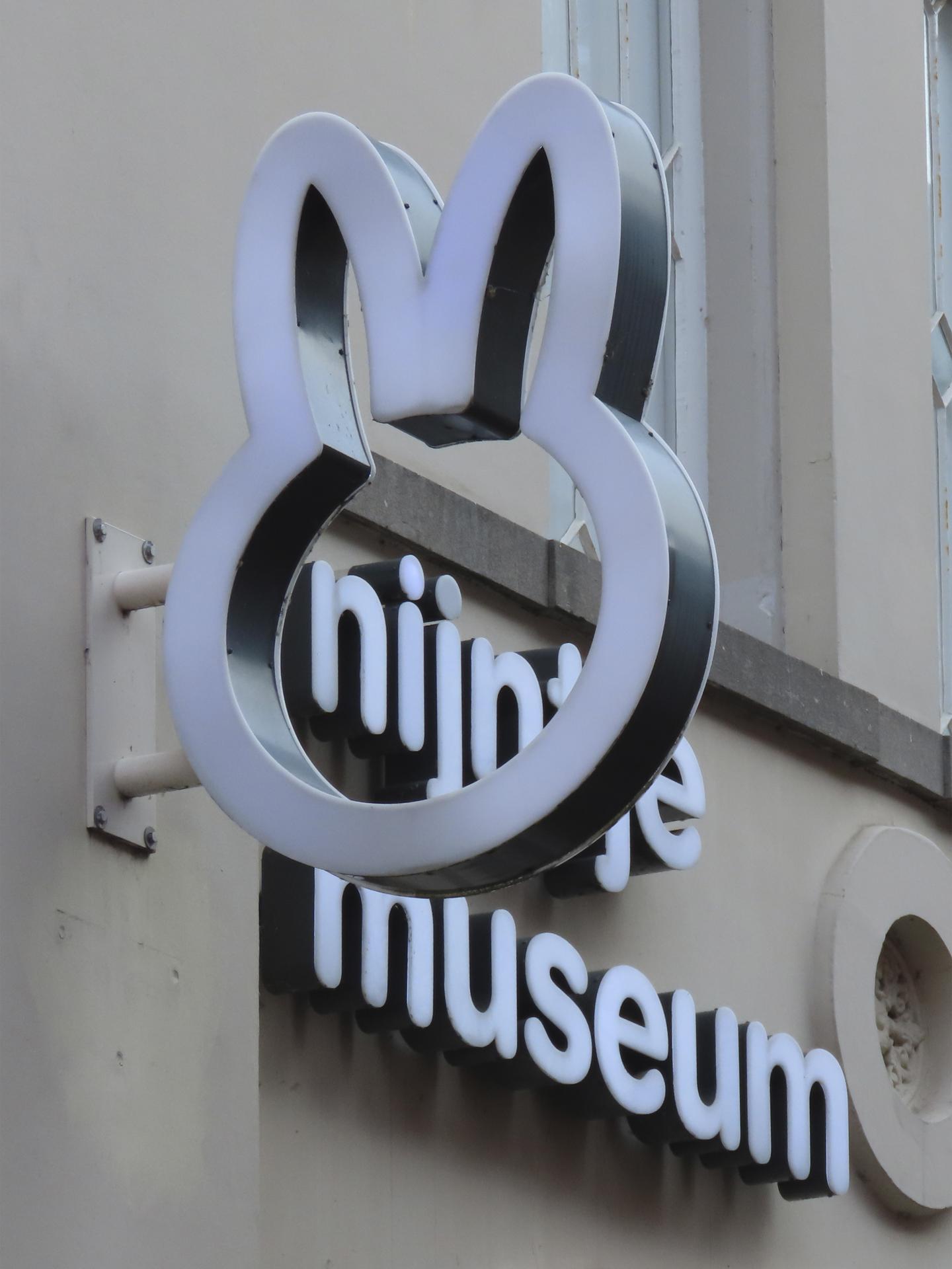 Lichtbord boven de ingang van het nijntje museum (Agnietenstraat 2)