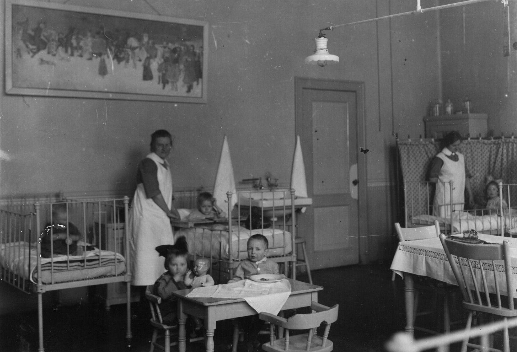 Zuster en patiëntjes, begin jaren 20