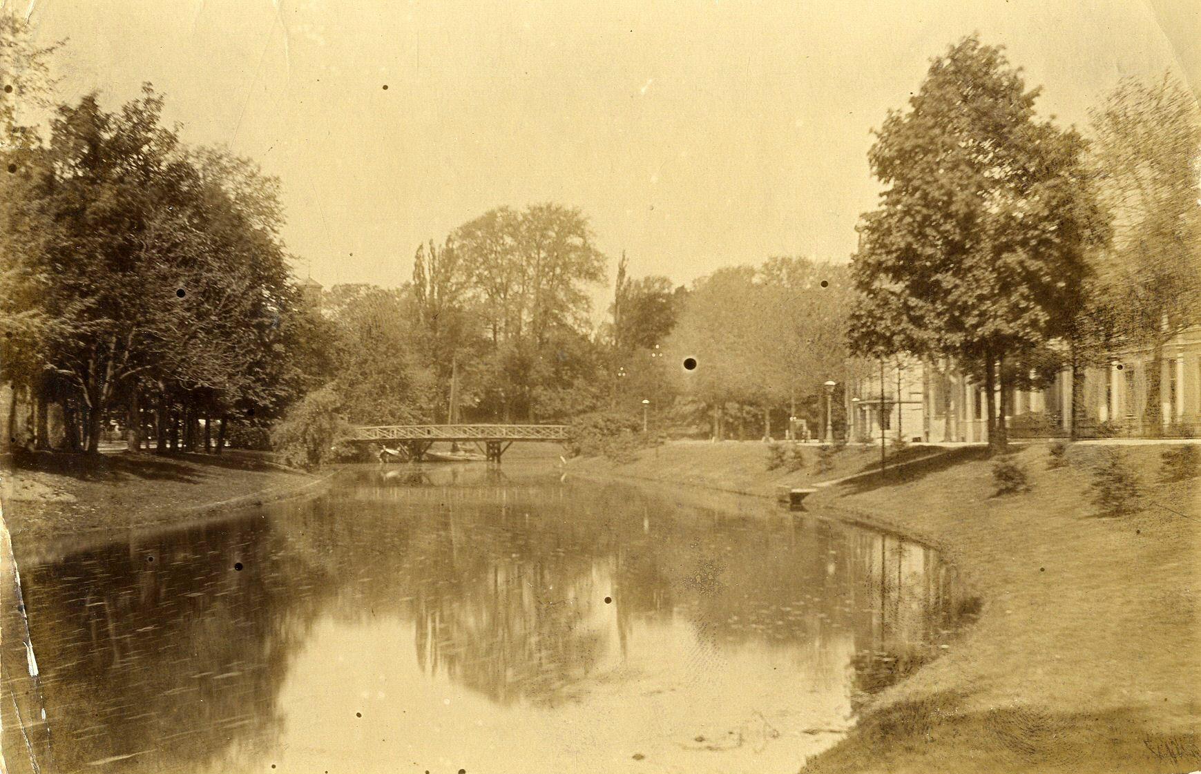 De singel, op de achtergrond de Herenbrug en rechts de Maliesingel, 1894.