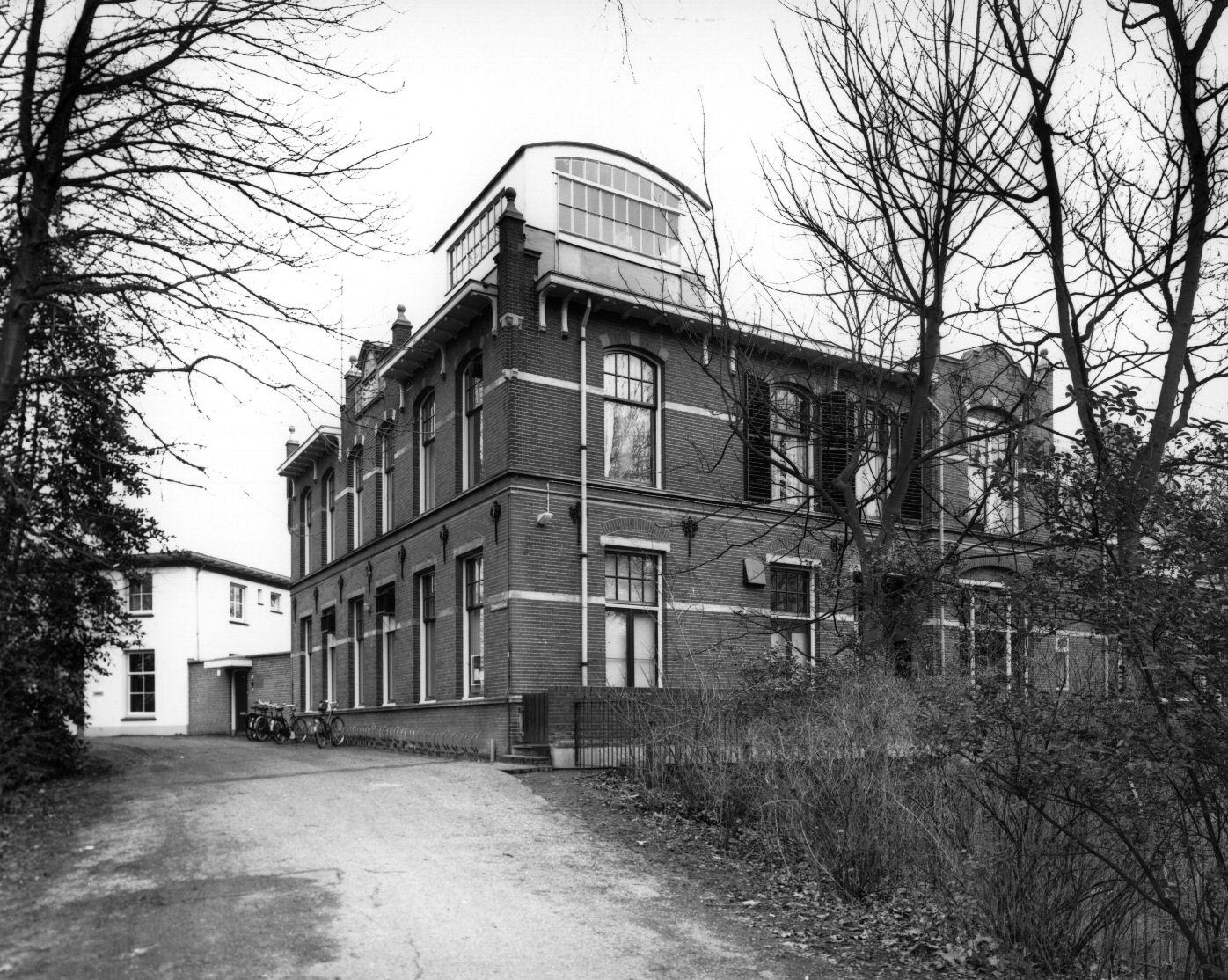 Gezicht op de Sterrenwacht (Zonnenburg 2) met o.a. de collegezaal en de hoogleraarswoning.