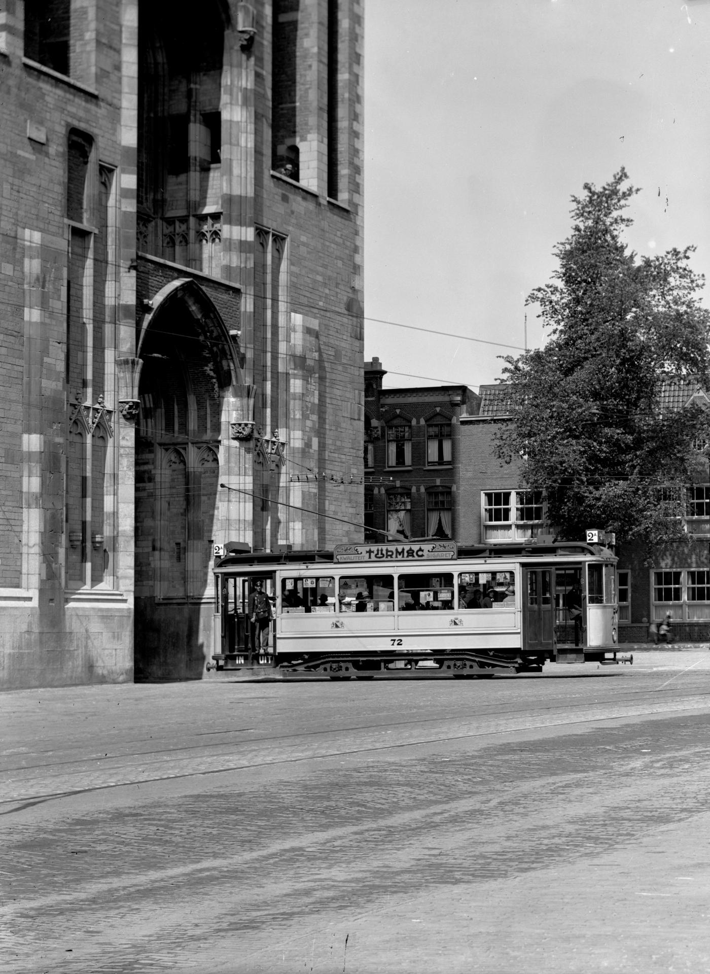 Afbeelding van een elektrische tram (motorwagen nr. 72) van het G.E.T.U. als lijn 2a bij de doorgang van de Domtoren, 1931.