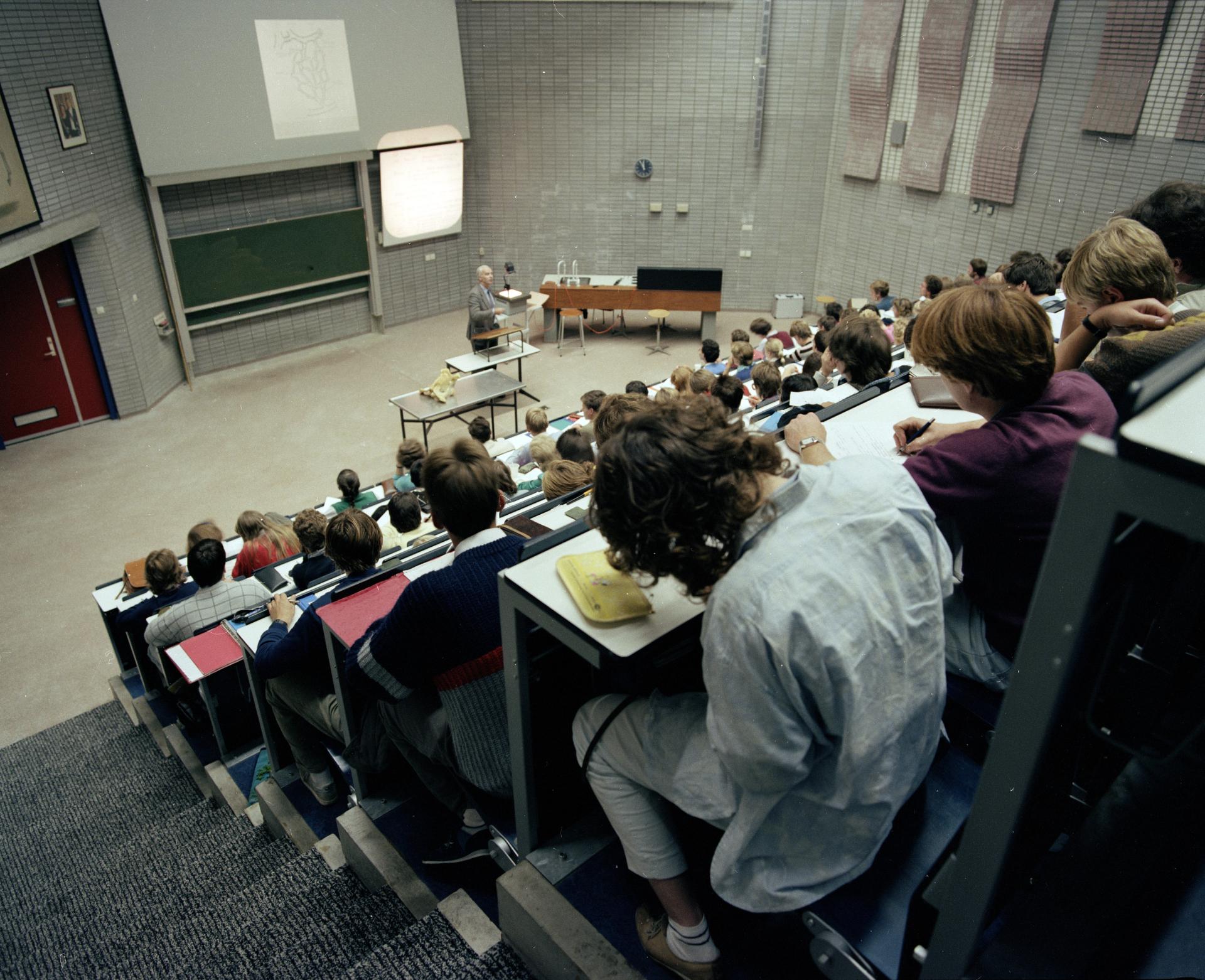 Studenten tijdens een college in de collegezaal van de Faculteit Diergeneeskunde, 1985.