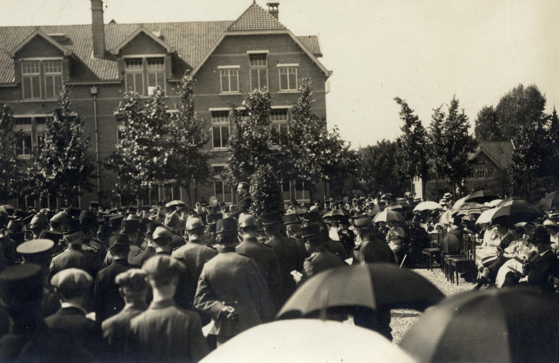 Een militaire volkszang op het terrein van de Kromhoutkazerne (Prins Hendriklaan 75), 1915.