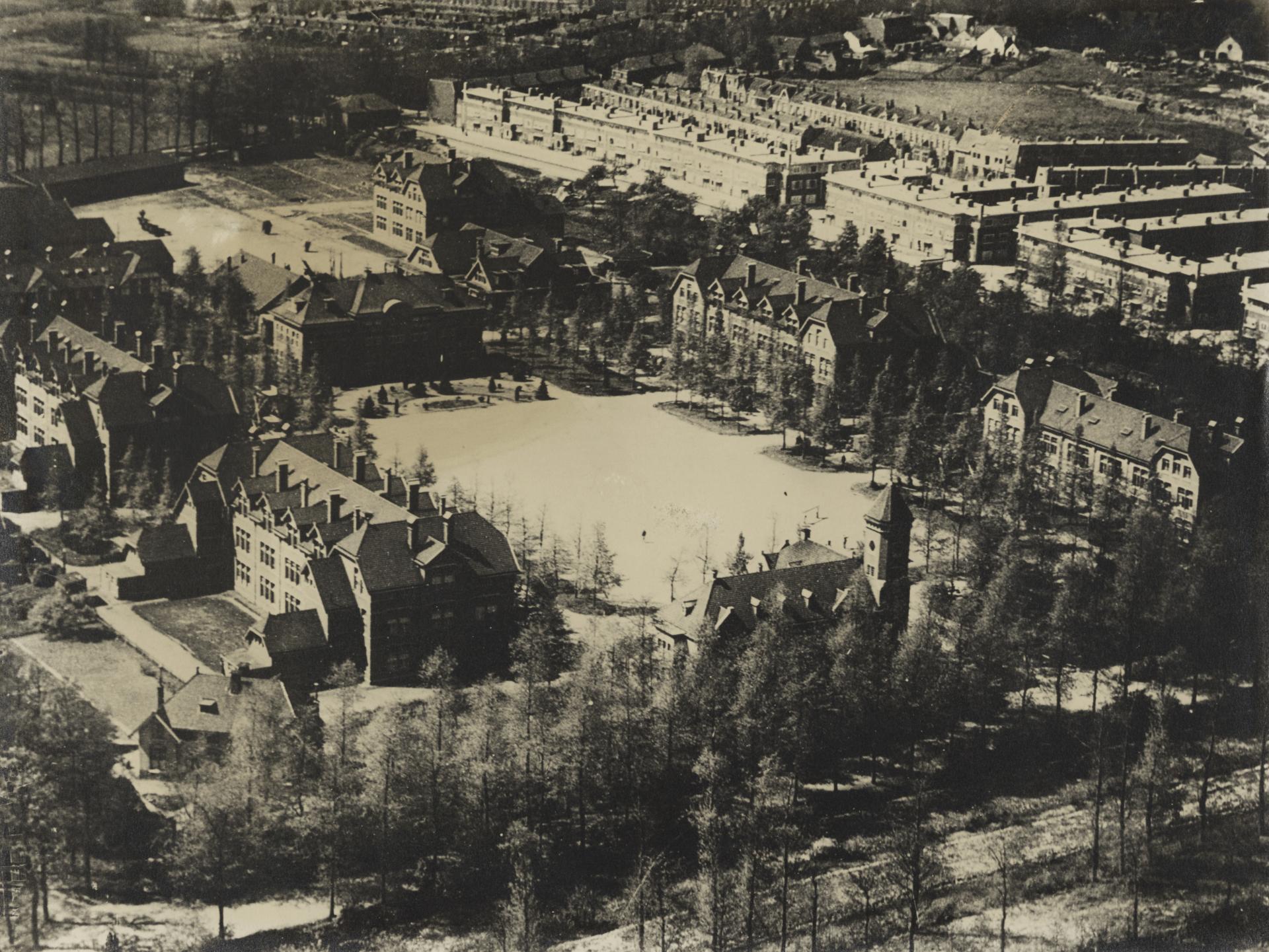 Luchtfoto van de Kromhoutkazerne, ca. 1915-1925