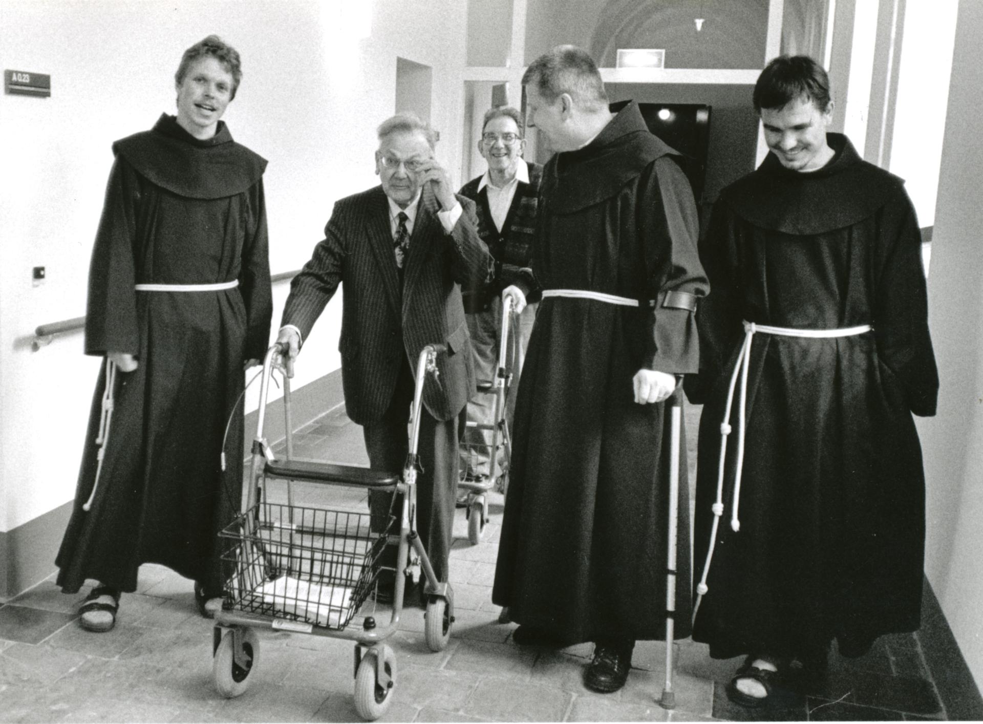 Afbeelding van enkele franciscanen die deelnemen aan de Franciscaanse Landdag in de Janskerk, 1998. 