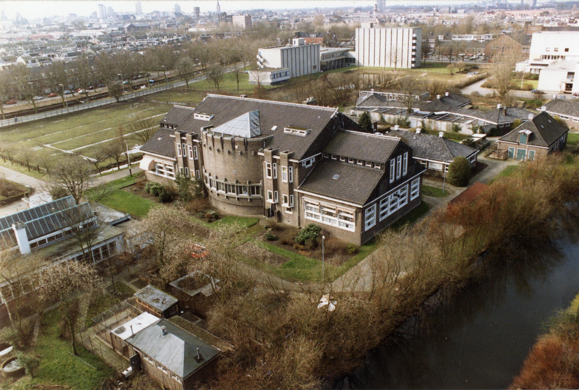 Het hoofdgebouw van de Vakgroep Veterinaire Fysiologie (Alexander Numankade 91-93) van de Diergeneeskundige Faculteit van de Rijksuniversiteit Utrecht (voormalige Kliniek voor Kleine Huisdieren).