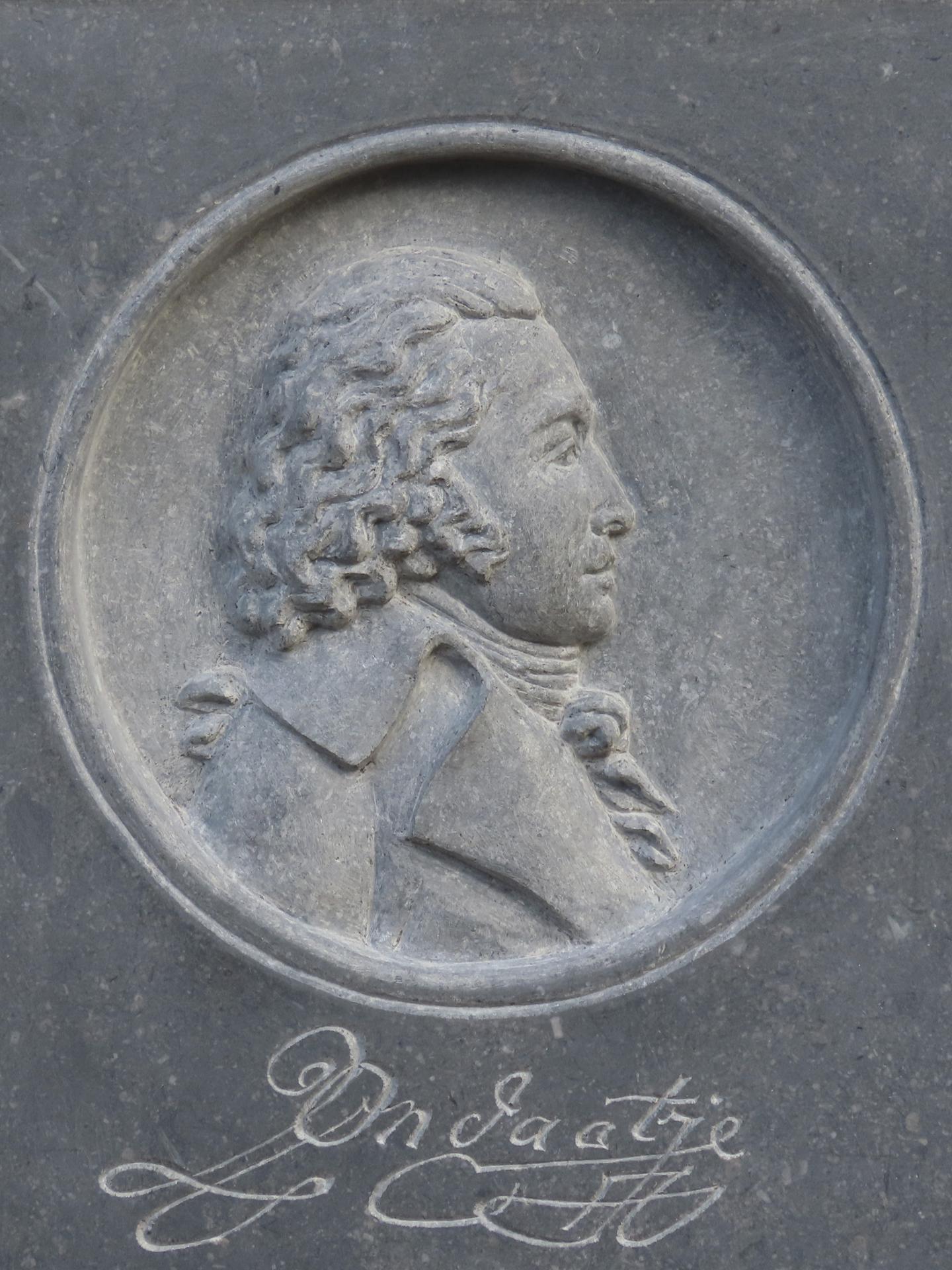 De op 11 oktober 2021 onthulde gevelsteen &#039;Pieter Quint Ondaatje - Colombo 1758 Batavia 1818 - Democratisch patriot - Leider van de revolutie in Utrecht 1783-1786&#039; in de gevel van het Stadhuis