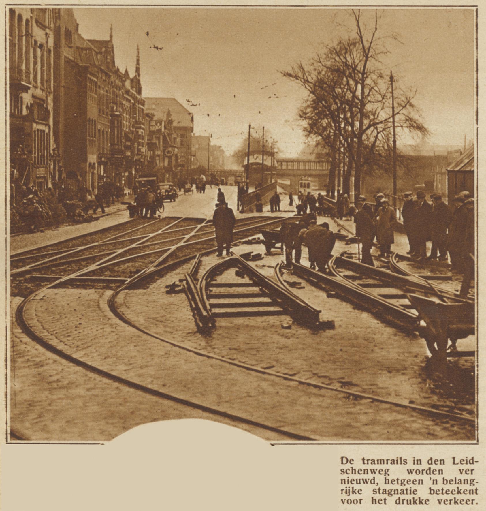 De aanleg van nieuwe tramrails op de Leidseweg te Utrecht, vanaf de Catharijnesingel, 1928.