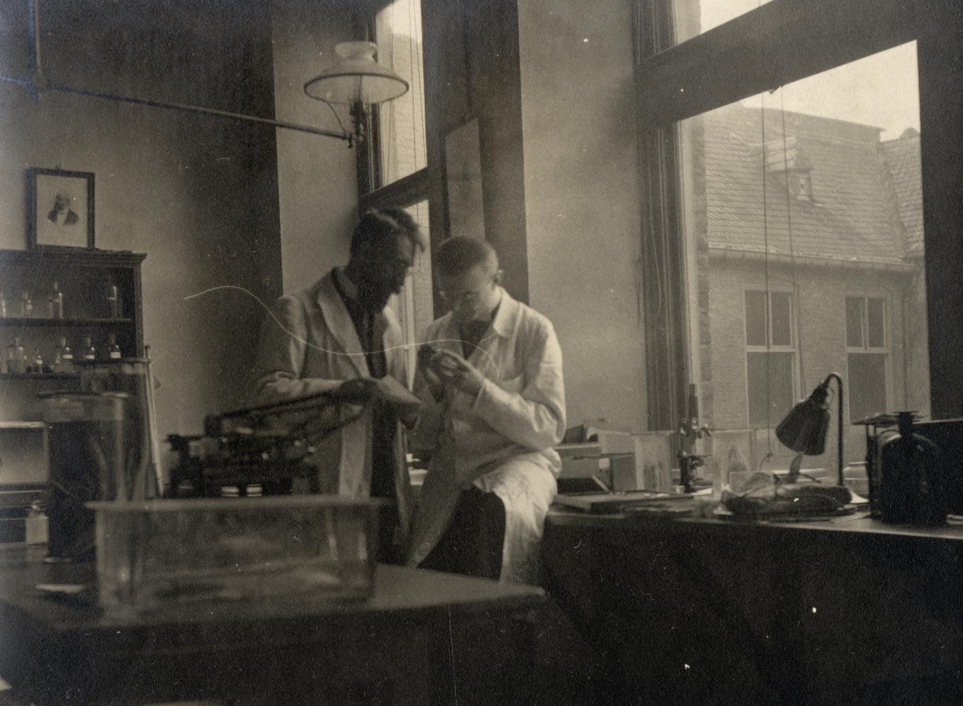 Afbeelding van twee medewerkers in, vermoedelijk, het Zoölogisch Museum en Laboratorium, ca. 1918-1922.