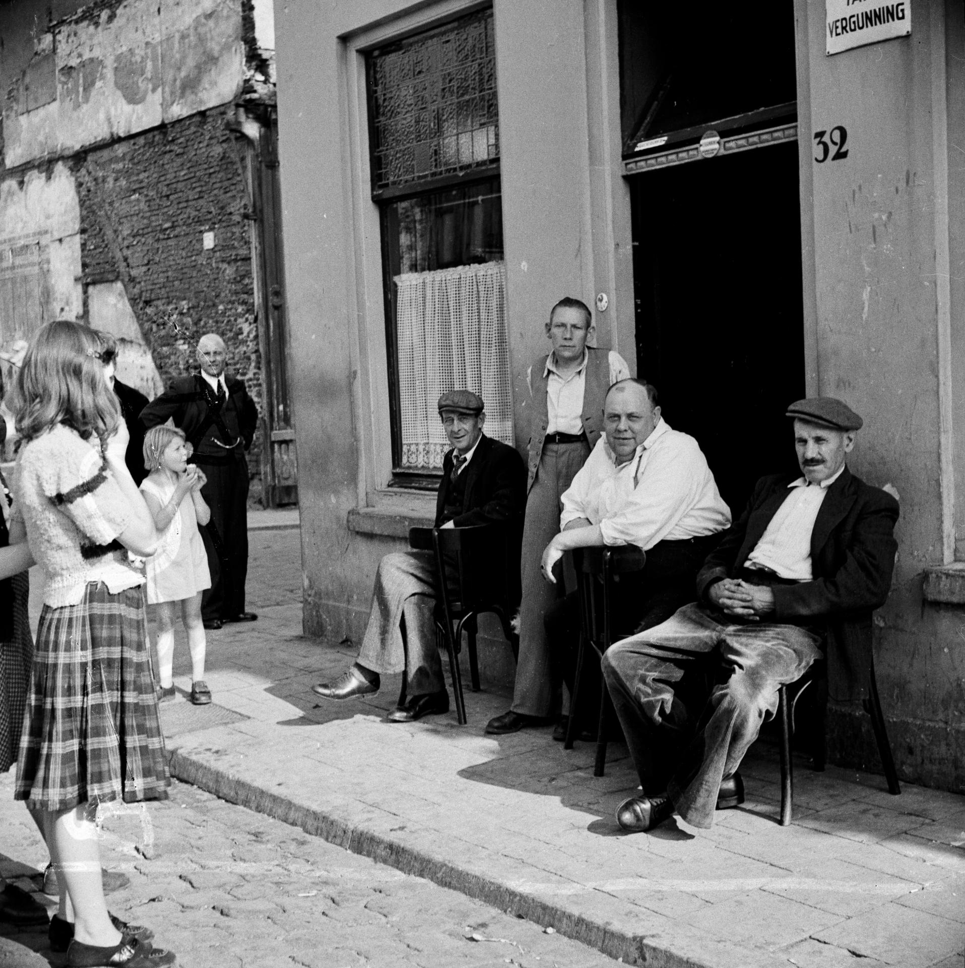 Dikke Dries en wat van zijn stamgasten, 1950