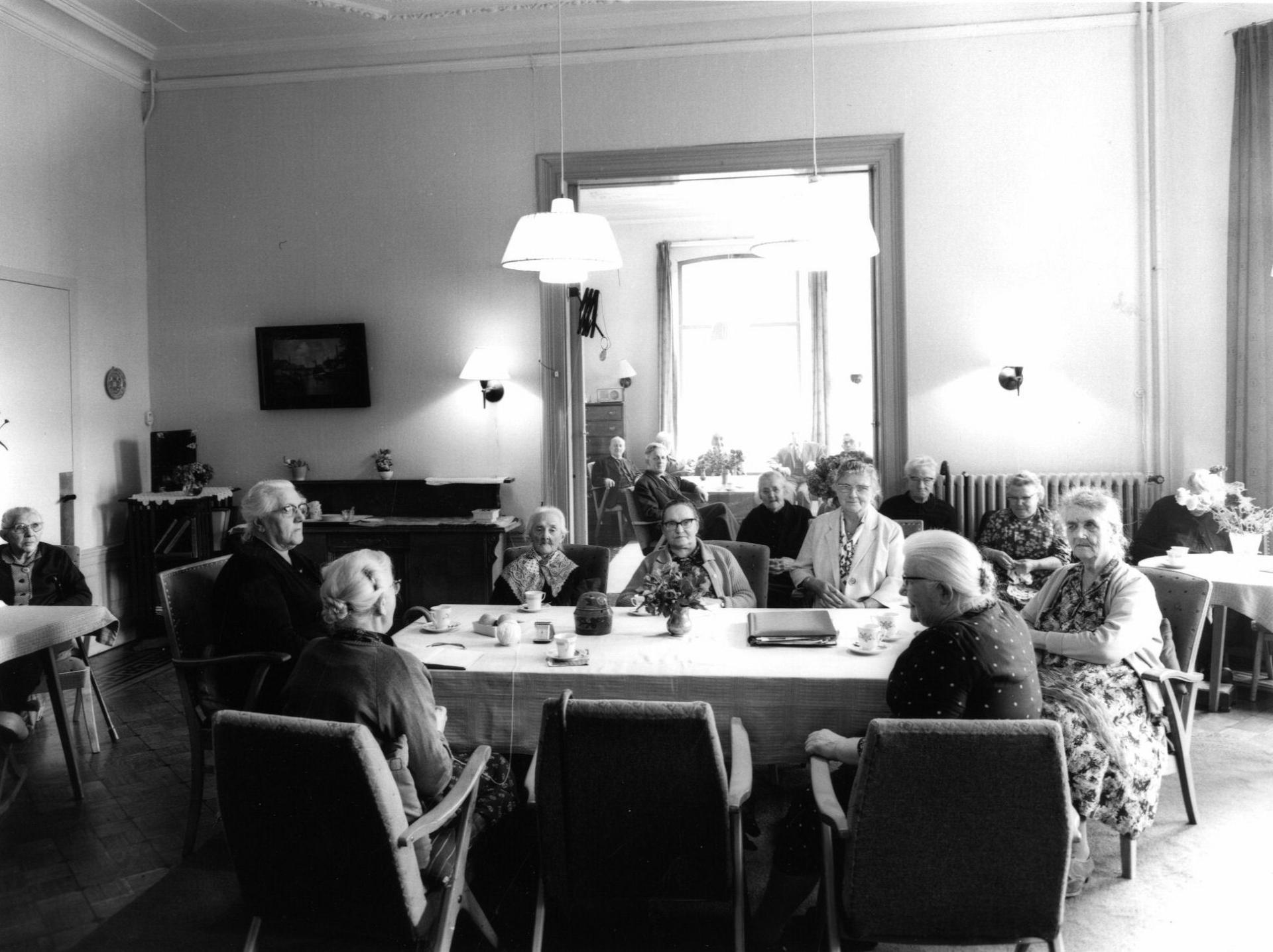 Hofland, L.H., fotograaf. Interieur van het bejaardentehuis Huize De Oorsprong (Oorsprongpark 12) te Utrecht: recreatiezaal, met bewoners.