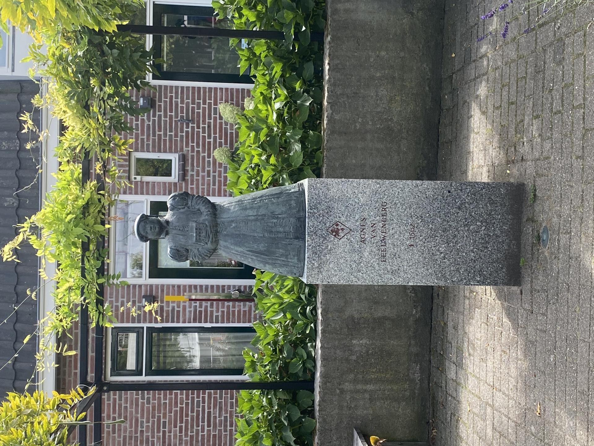 Standbeeld Agnes van Leeuwebergh, in de tuin van het Bartholomeus Gasthuis.