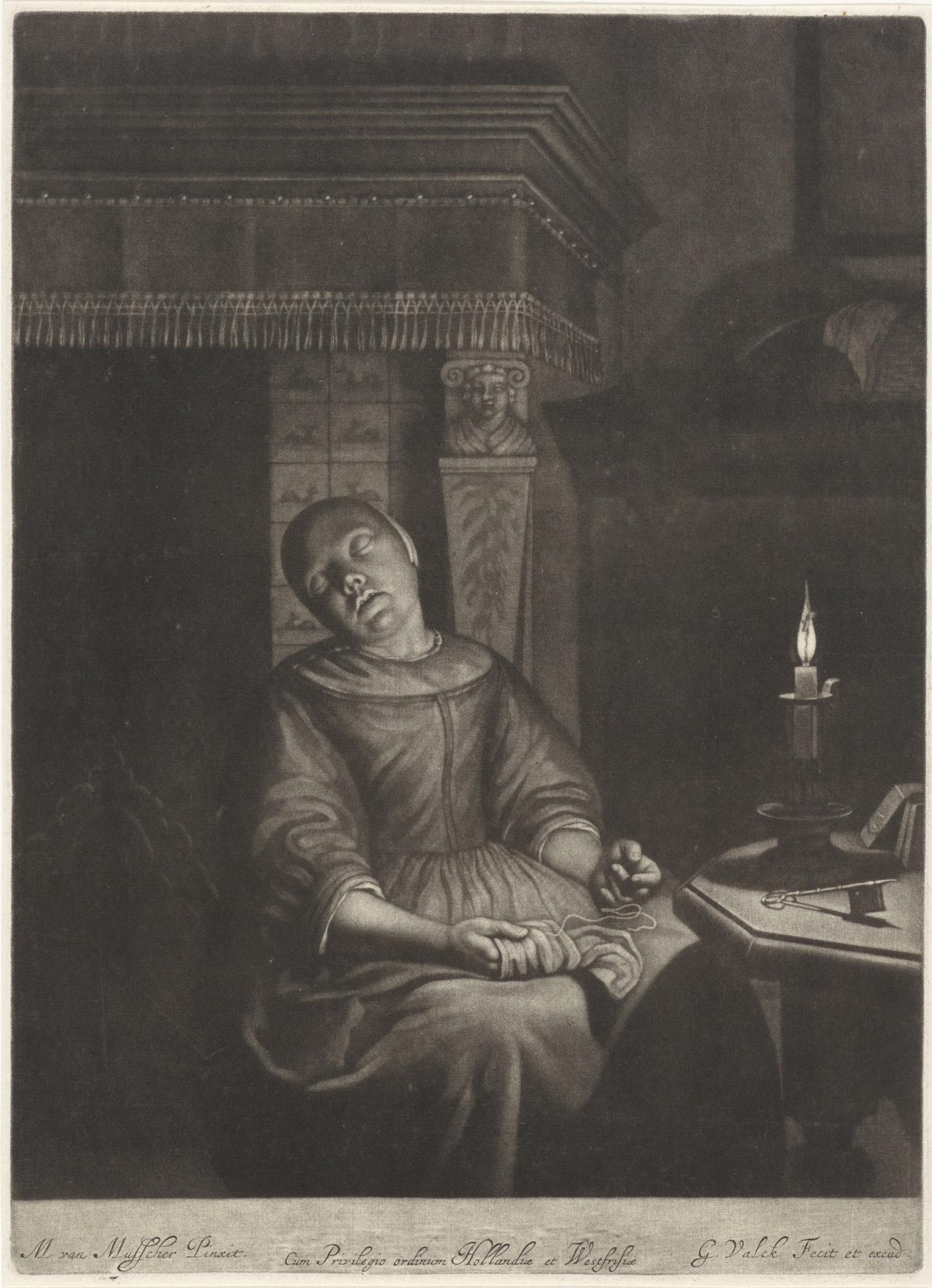 Prent van Gerard Valck, 1662 - 1726. Een vrouw, met een naaiwerkje op schoot, zit in een stoel bij de schouw te slapen. Op de tafel naast haar brandt een kaars.