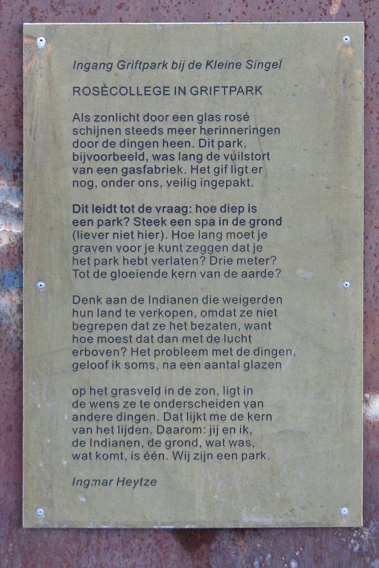 Afbeelding van het gedicht &#039;Rosécollege in Griftpark&#039; van de Utrechtse dichter Ingmar Heyze op een paneel, gemonteerd op een muurtje bij de ingang van het Griftpark te Utrecht bij de Kleine Singel