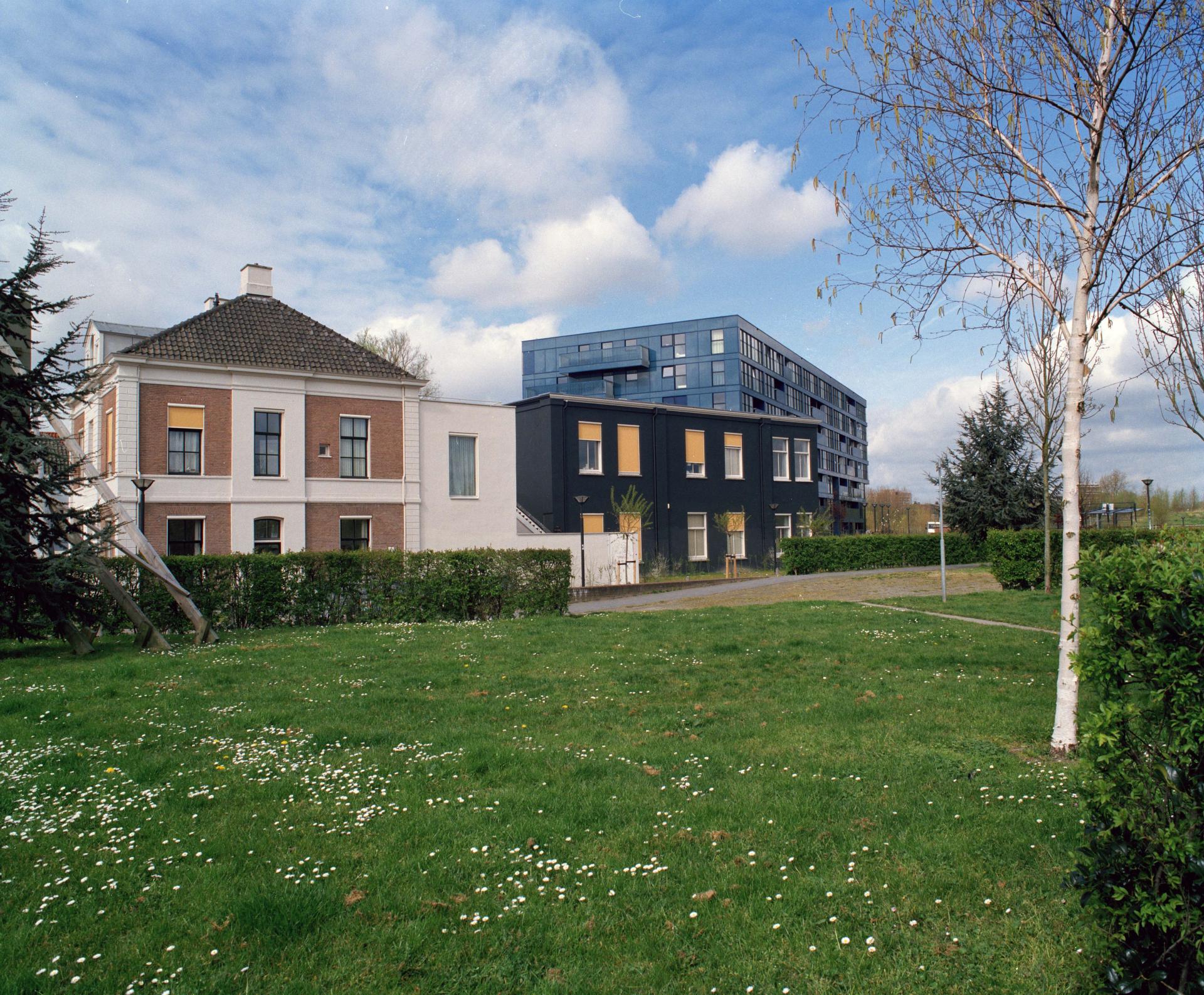 Gezicht op de zijgevel van het Hostel Wittevrouwensingel (24 uurs opvang dak- en thuislozen, Wittevrouwensingel 88) te Utrecht; op de achtergrond het appartementencomplex De Blauwe Grift (Grifthoek 101-160).