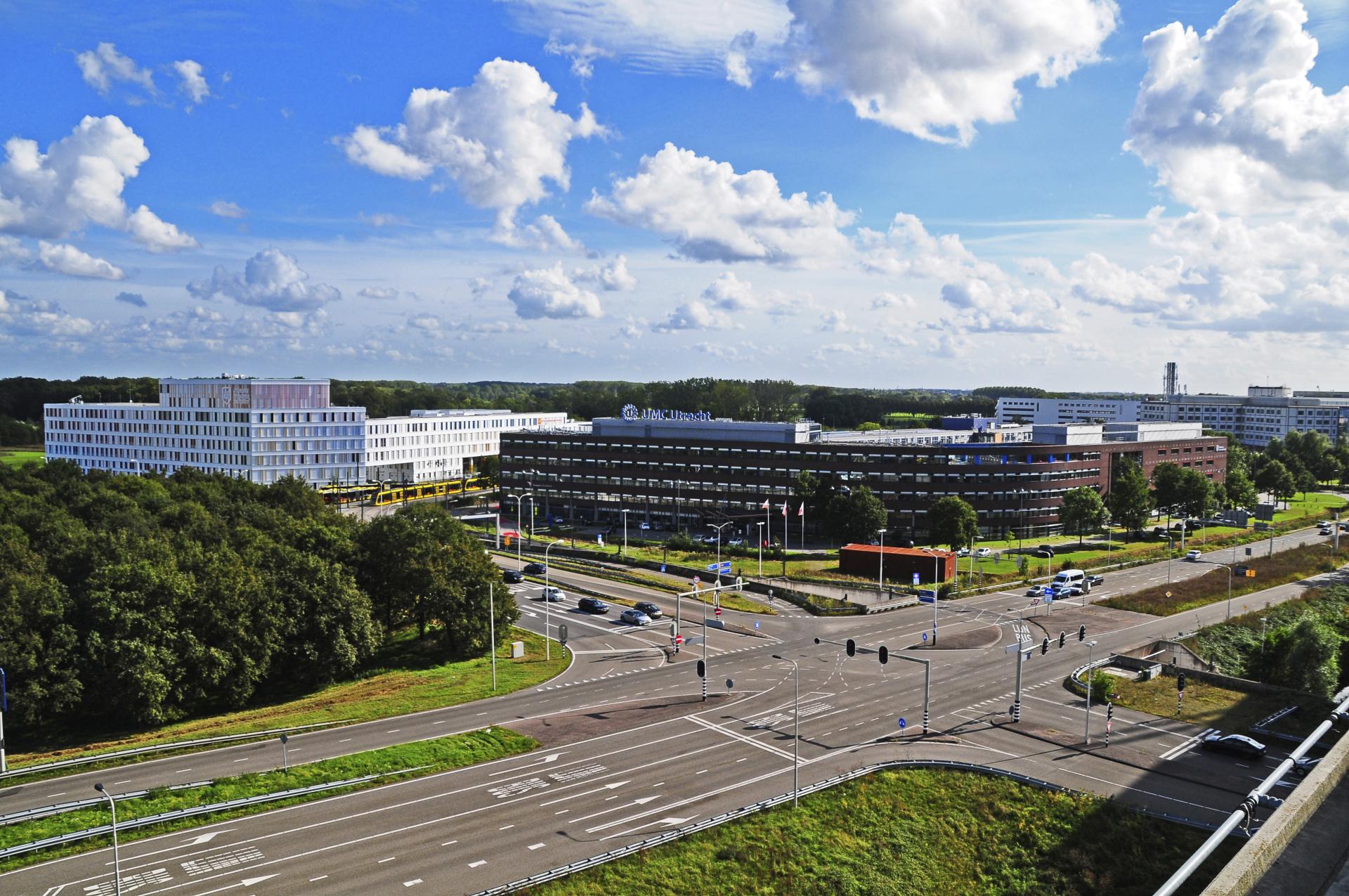 Het Utrechts Archief, fotograaf. Gezicht op het Wilhelmina Kinderziekenhuis (Lundlaan 6) en het Prinses Máximacentrum voor kinderoncologie (links, Heidelberglaan 25) te Utrecht, vanaf het bovenste dek van de parkeergarage P+R Science Park aan de Universiteitsweg (voorgrond).