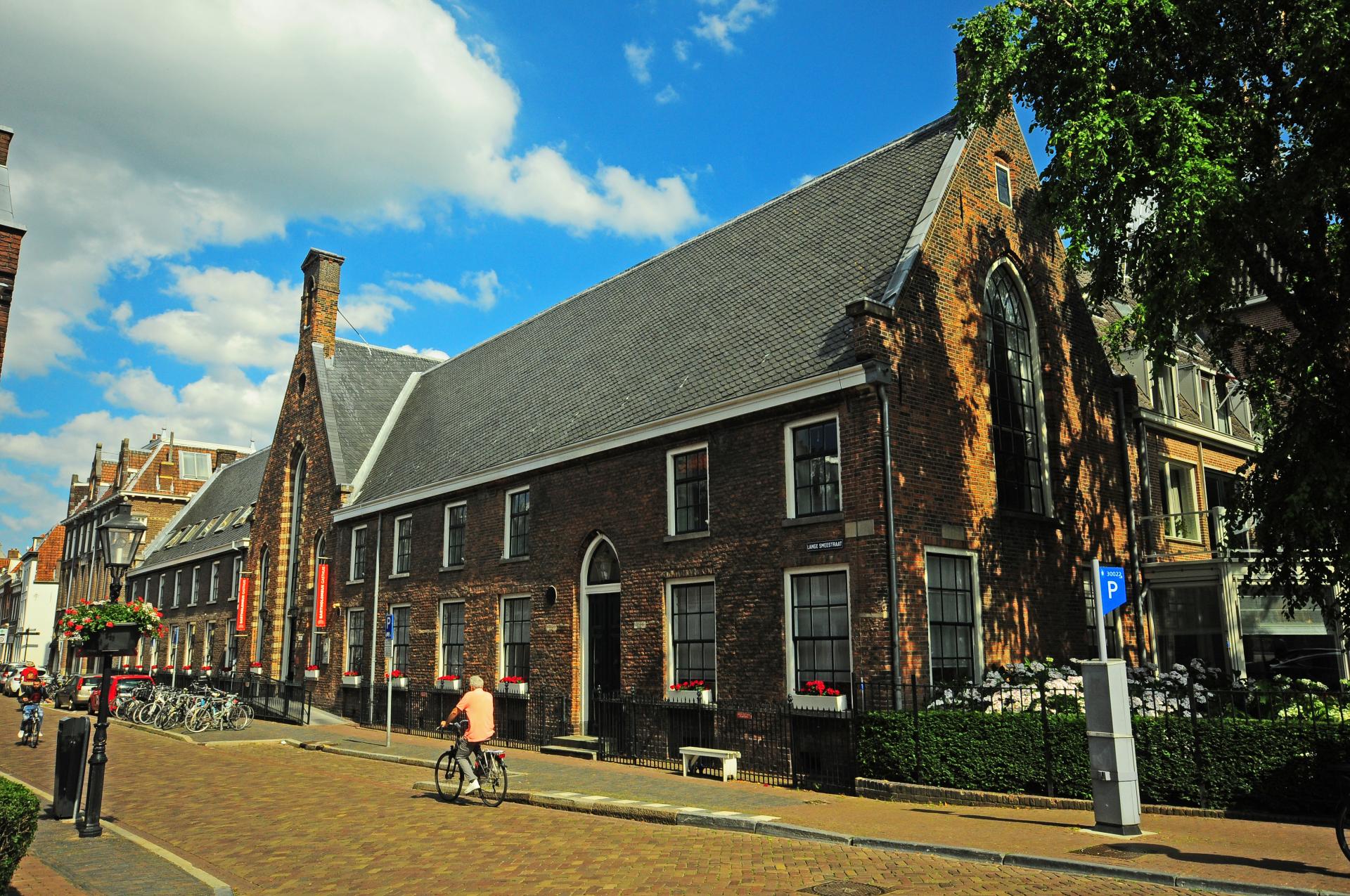 Het Utrechts Archief, fotograaf. Gezicht op het Bartholomeus Gasthuis (Lange Smeestraat 40) te Utrecht.