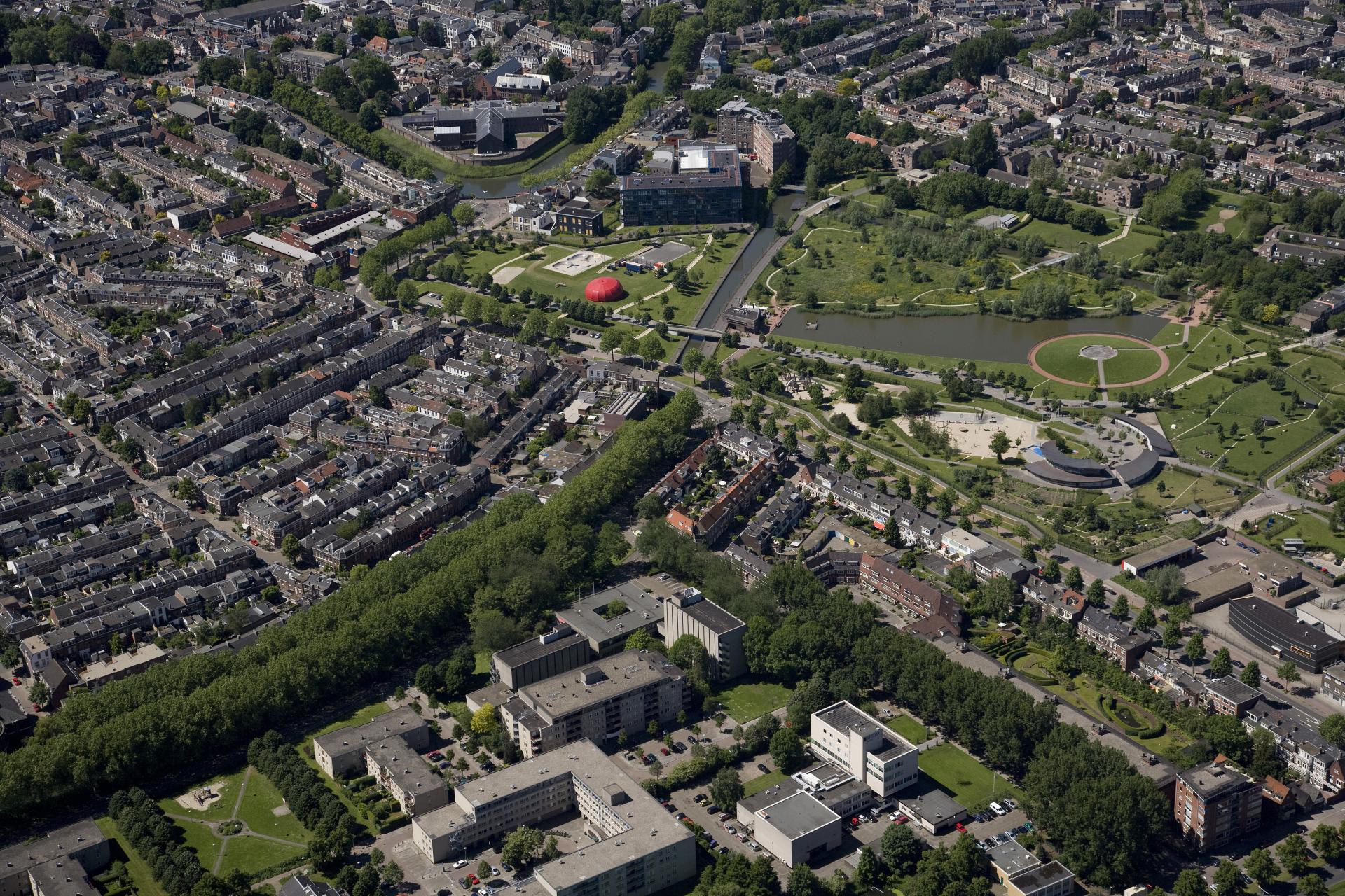 Luchtfoto van een deel van de wijk Wittevrouwen (links) te Utrecht, uit het noordoosten; op de voorgrond Het Utrechts Archief (Alexander Numankade 199-201) en op de achtergrond het Griftpark.