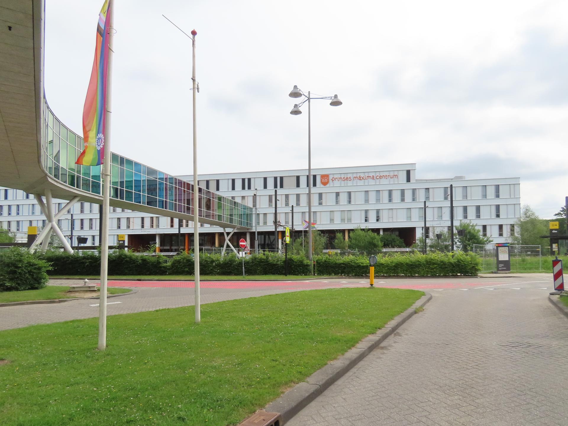 Goosen, D.C., fotograaf. Gezicht op het in 2018 geopende prinses máxima centrum voor kinderoncologie (Heidelberglaan 25) op het Utrecht Science Park, van bij het Wilhelmina Kinderziekenhuis (WKZ, Lundlaan 6), met links de traverse tussen beide gebouwen.
