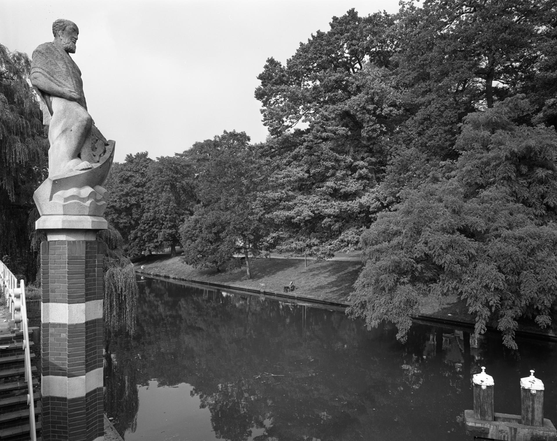 Gezicht over de Stadsbuitengracht en het Geertebolwerk te Utrecht, uit het zuiden; links het beeld van St. Bartholomeus op de Bartholomeïbrug. Fotodienst GAU, fotograaf. 