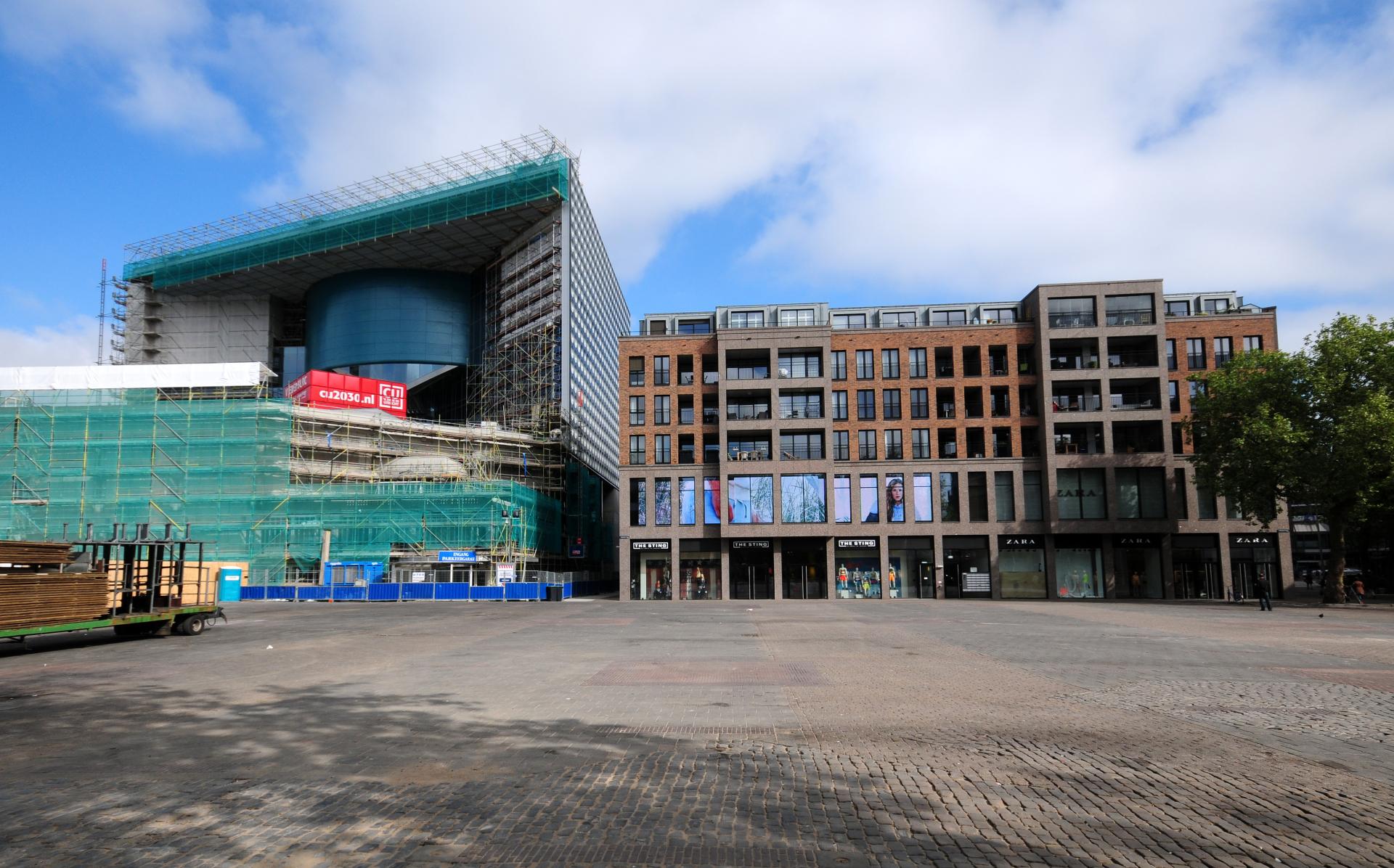 Het Utrechts Archief, fotograaf, 2013. Gezicht op het Vredenburg te Utrecht, met links het nieuwe Muziekpaleis Vredenburg en rechts het winkel- en appartementencomplex De Vredenburg.