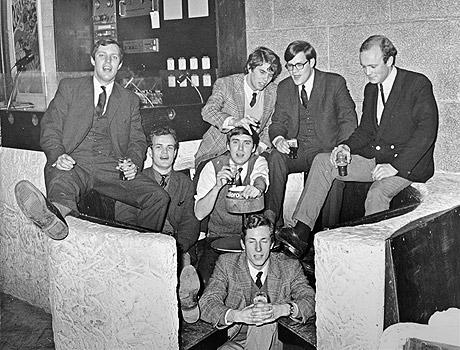 De eerste discobarcommisie in de houten zitcirkel, later &#039;Apenrots&#039; genoemd.