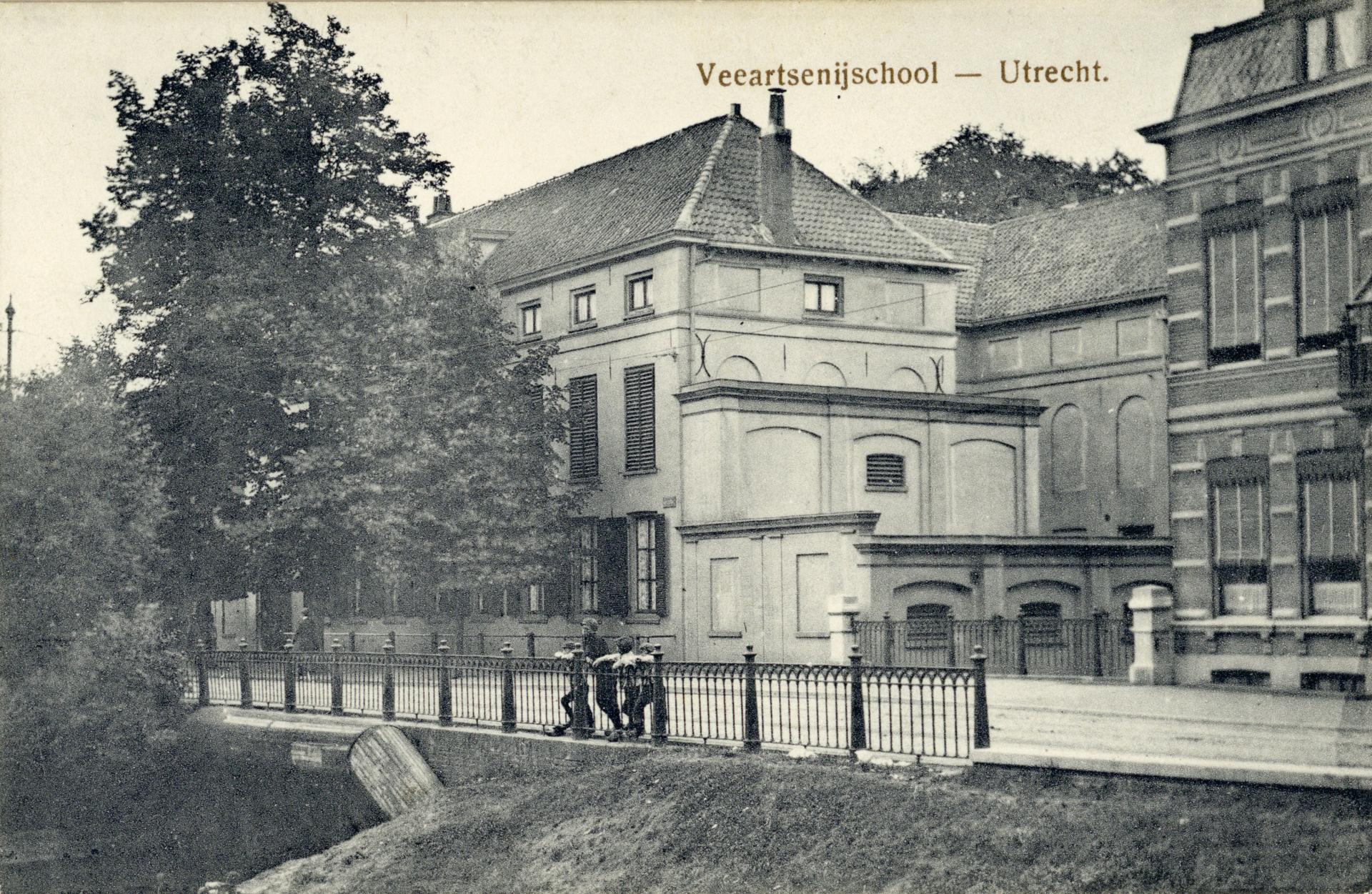 Gezicht op de Gildbrug in de Biltstraat te Utrecht; op de achtergrond het hoofdgebouw van de Veeartsenijkundige Instituten (Biltstraat 168-172).