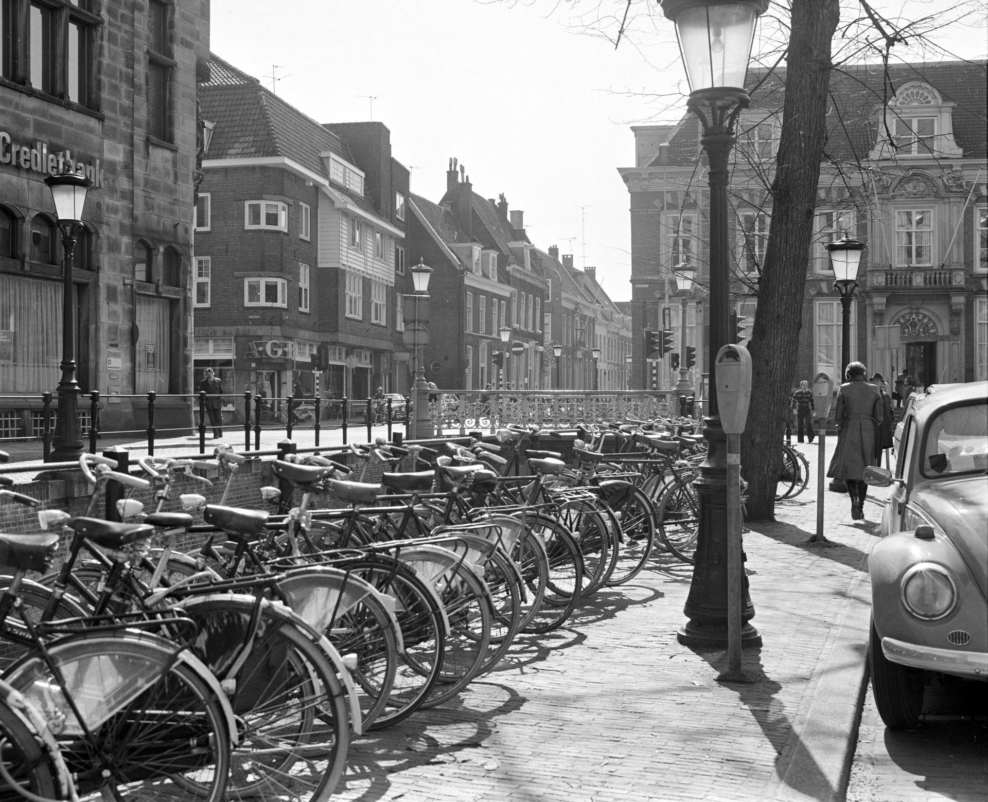 Fotodienst GAU, fotograaf, 1977. Gezicht op het Janskerkhof te Utrecht, met links de Drift en in het midden de Stammetsbrug.