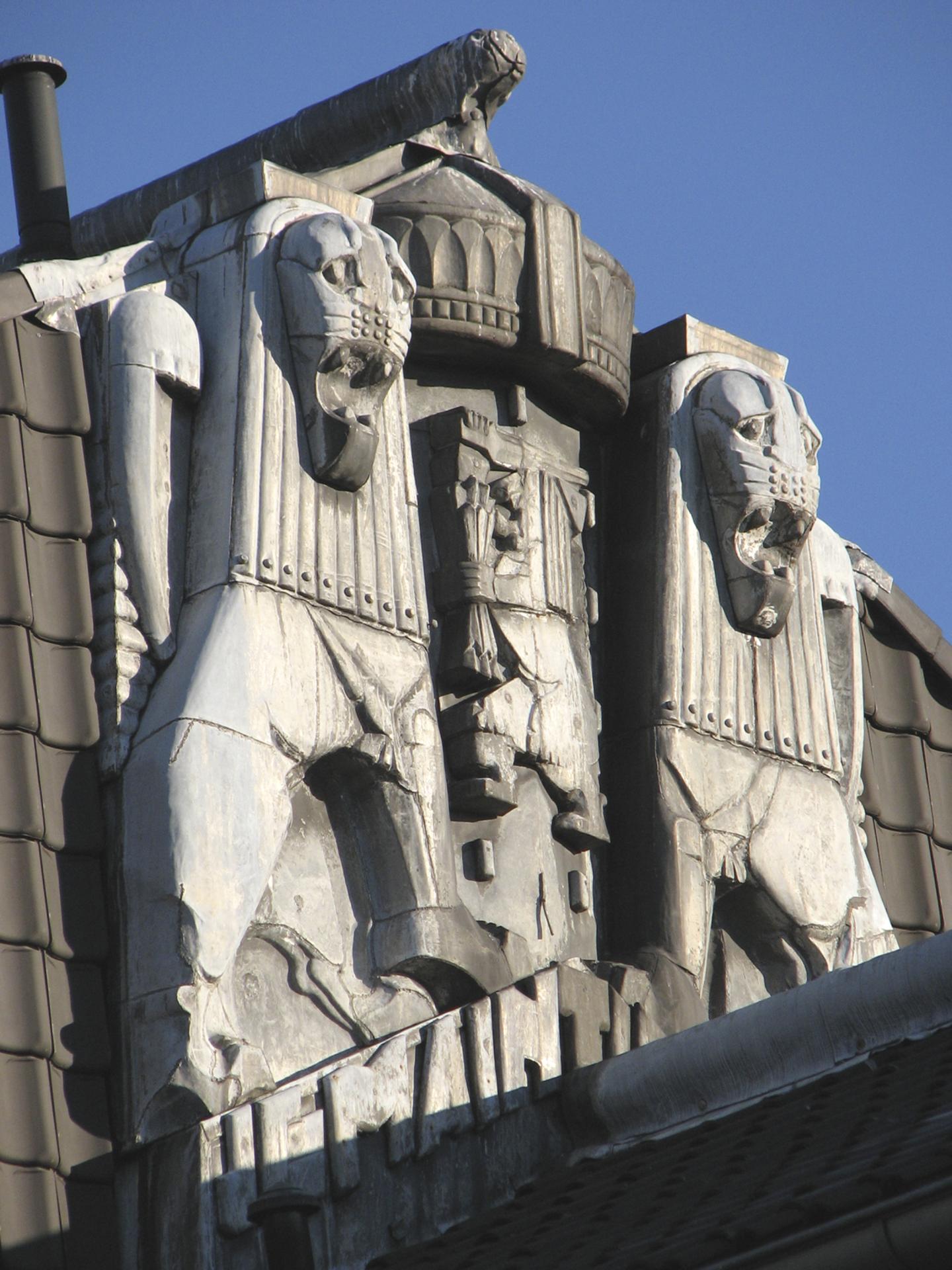 Goosen, D.C., fotograaf, 2008. Afbeelding van het reliëf met twee leeuwen en de tekst &#039;JE MAINTIENDRAI&#039; op de topgevel van het voormalige fysiologiehoofdgebouw van de diergeneeskundige faculteit van de Rijksuniversiteit Utrecht (Alexander Numankade 91) te Utrecht. In het gebouw zijn appartementen gerealiseerd.