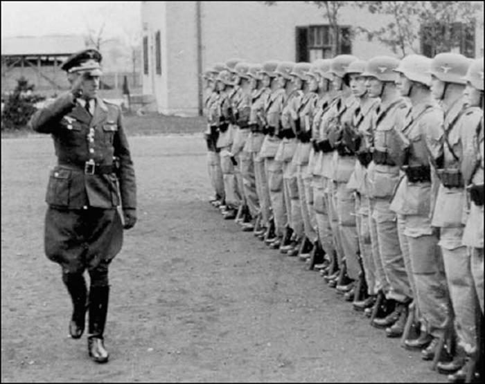 soldaten van de Hermann Göring Ersatz- und Ausbildungsdivision