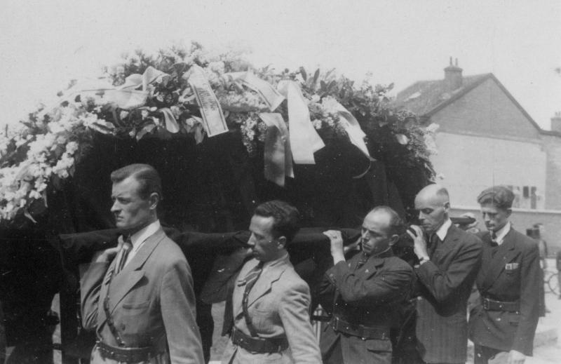 De begrafenis van Leo Maagdenberg.