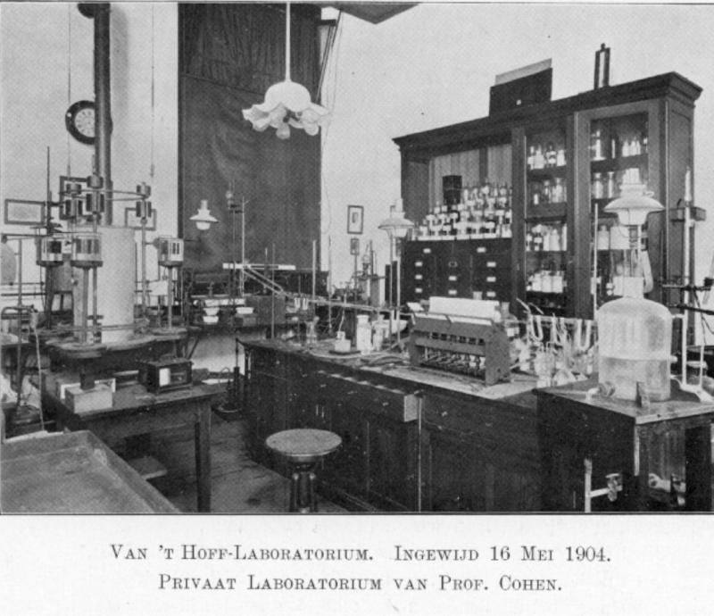 Interieur van het Organisch-Chemisch en Hygiënisch Laboratorium (Catharijnesingel 60) in 1904.