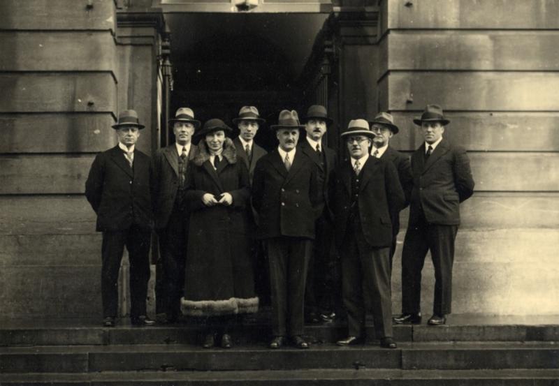 Groepsfoto van de afdelingschefs van de gemeente Utrecht in 1934. Het is wel duidelijk wie Marie Anne Tellegen is…