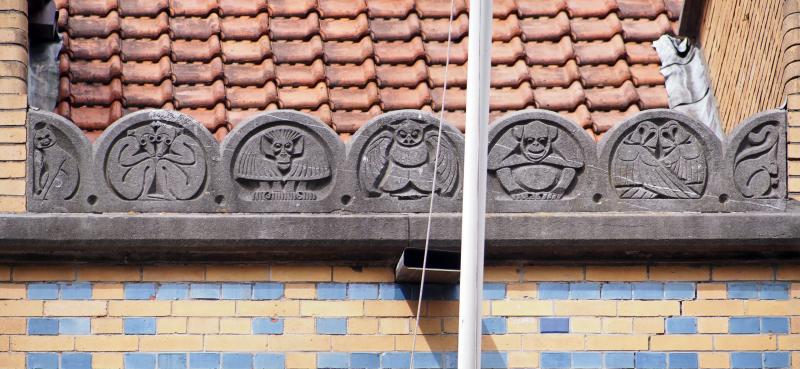 Dierenreliëfs aan de daklijst