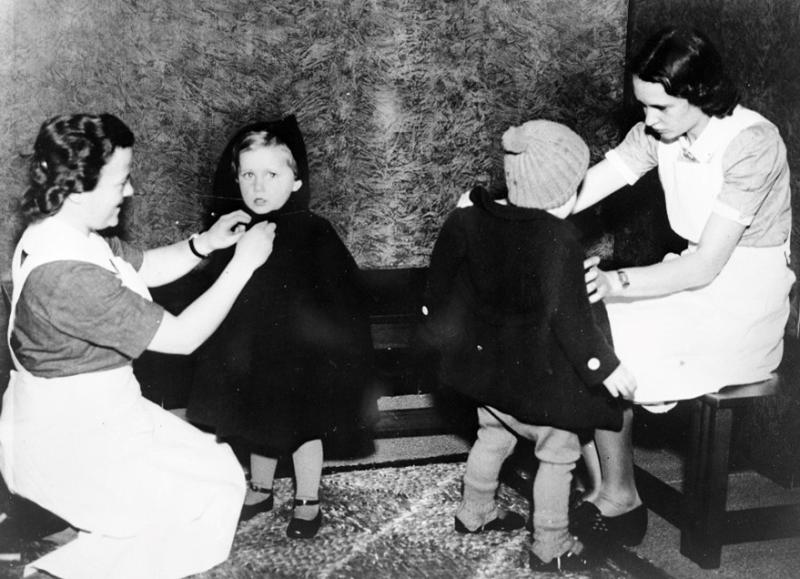 Jet Berdenis van Berlekom en Truitje van Lier met twee kinderen van de Kindjeshaven. 