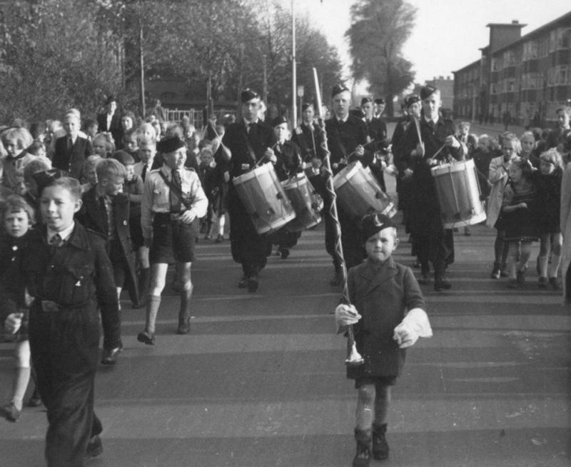 Parade van de Jeugdstorm op de Croeselaan, Utrecht.