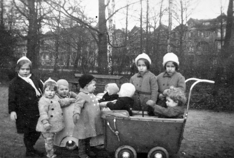 Kinderen van de Kindjeshaven in het Wilhelminapark. <br />
