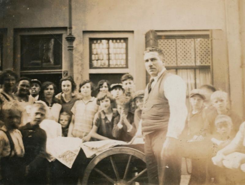 Marktkoopman Levie Querido, de vader van Bram, met zijn handkar in 1928. De foto is waarschijnlijk in de Bergstraat gemaakt.