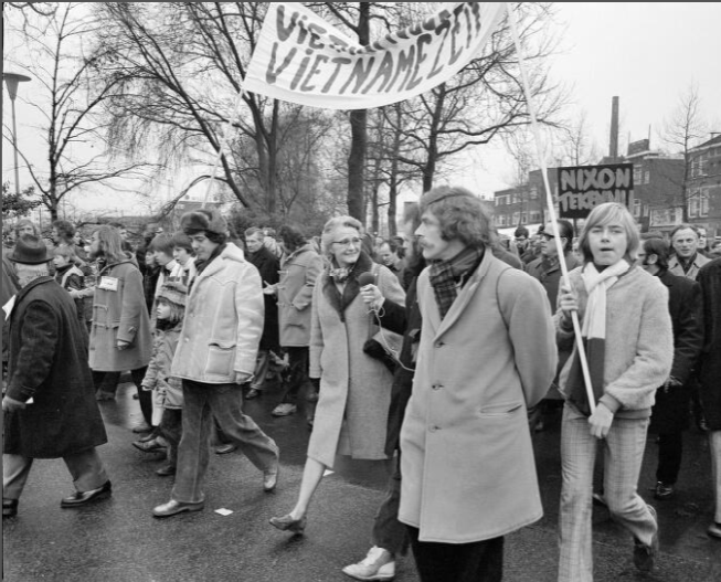 Afbeelding van de demonstratie tegen de oorlog in Vietnam op het Smakkelaarsveld te Utrecht, met in het midden minister dr. Marga Klompé